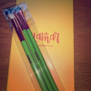 Eye shadow palette and brushes